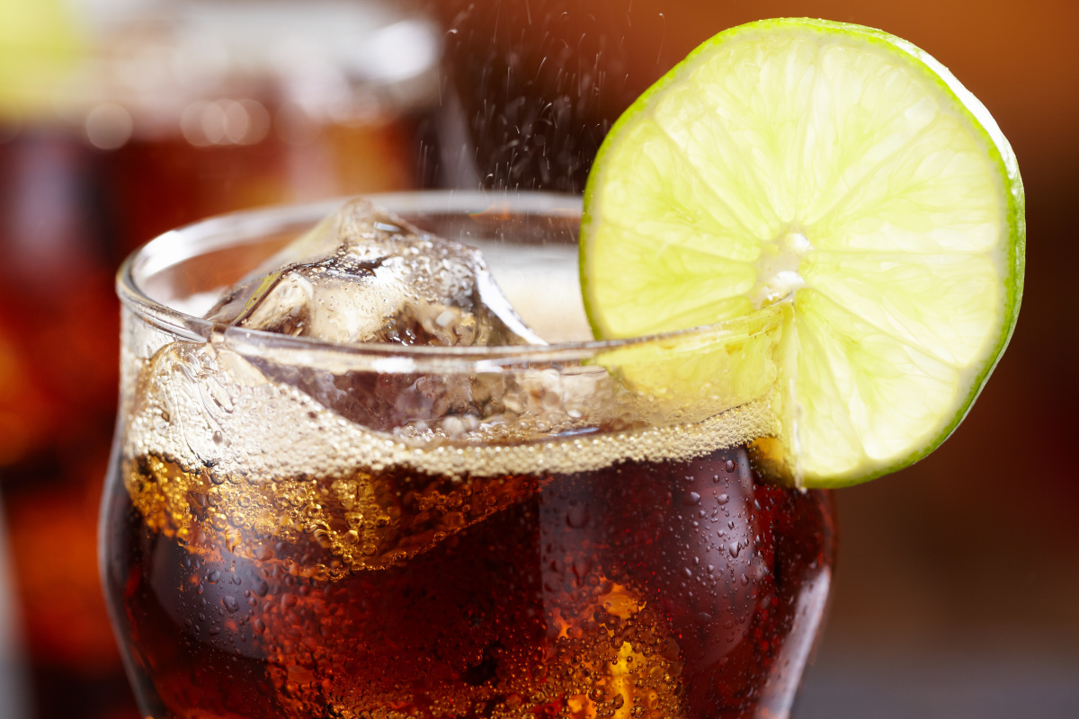 Softdrink mit Eiswürfel und Zitrone im Glas