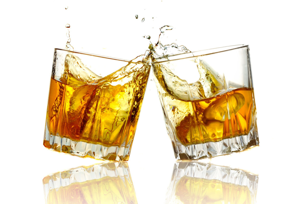 Whiskeyglas mit Eisw&uuml;rfeln